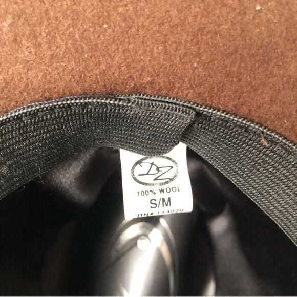 Vintage wool fedora with multi colored feathers in the satin ribbon trim - Picture 6 of 7